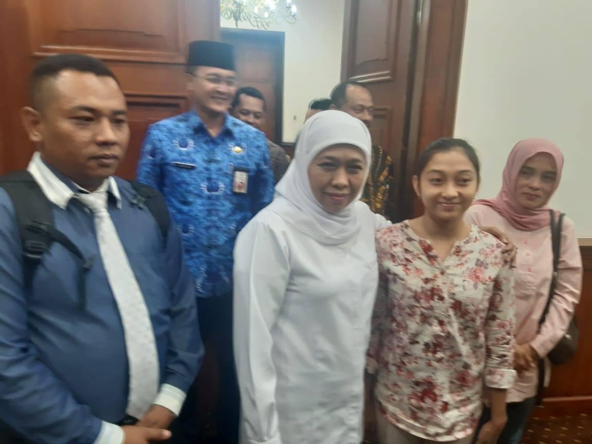 Gubernur Jatim, Khofifah bertemu dengan atlet senam asal Kediri, Shalfa Avrila Siani. (Foto: Haris/Ngopibareng.id)