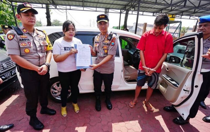 Rilis ungkap kasus di Mapolsek Sawahan, Surabaya tentang penggelapan rental mobil dan motor. (Foto: Faiq/Ngopibareng.id)
