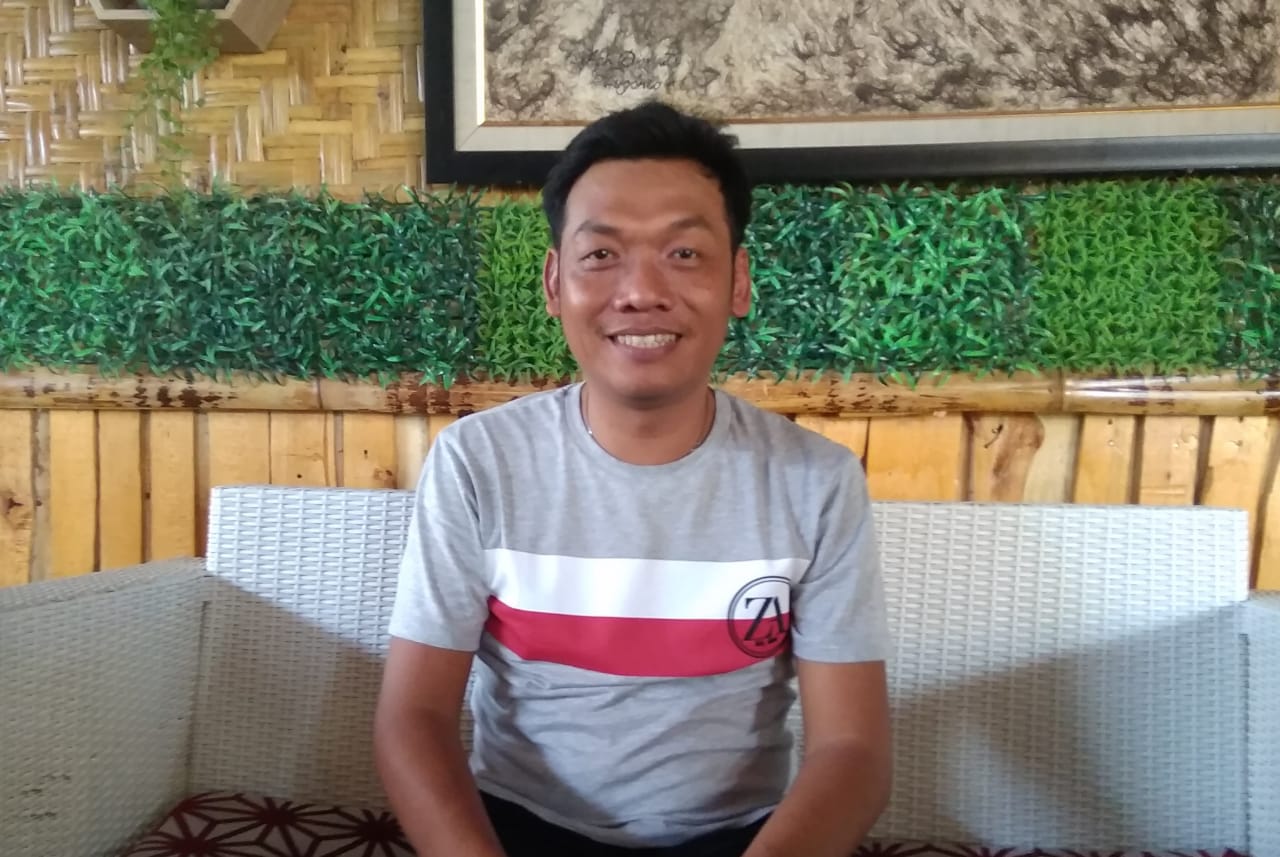 Teddy UT, seniman dan musisi yang digadang-gadang menjadi bakal calon wakil Bupati Banyuwangi dari kalangan seniman. (Foto: Hujaini/Ngopibareng.id)