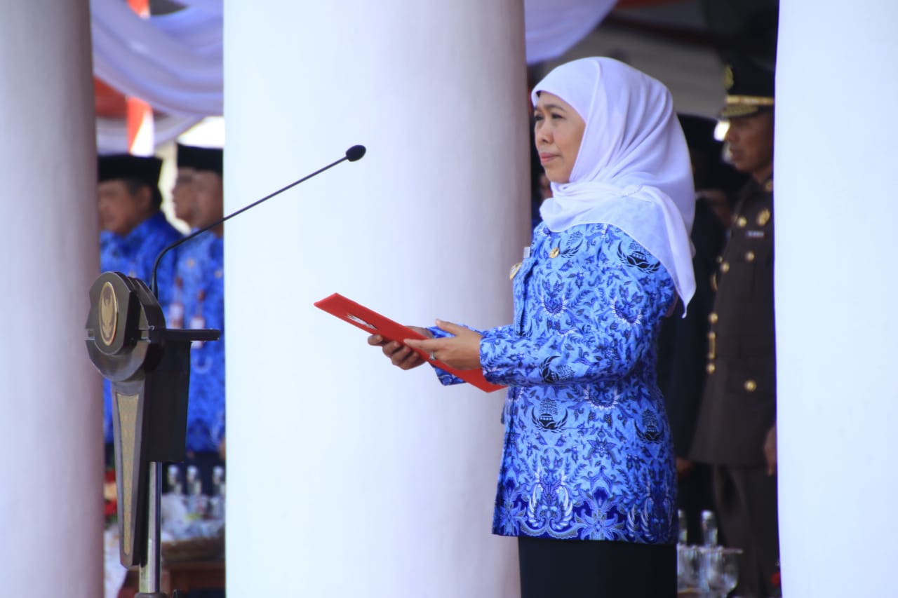 Gubernur Jatim Khofifah Indar Parawansa saat menjadi inspektur upacara di Grahadi. (Foto: Ngopibareng.id)