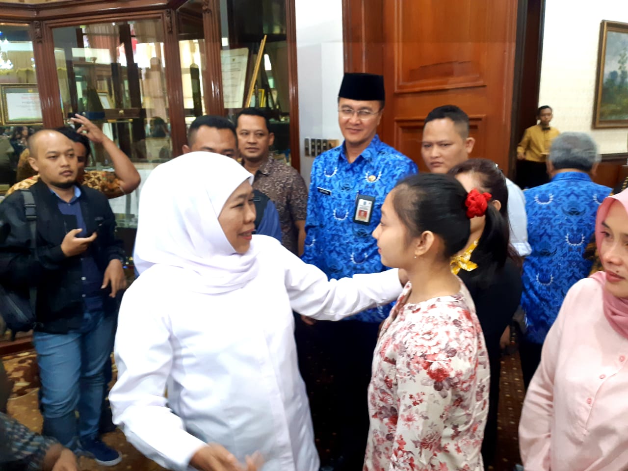 Gubernur Jawa Timur, Khofifah Indar Parawansa saat bertemu dengan atlet senam asal Kediri, Shalfa Avrila Siani. (Foto: Haris/Ngopibareng.id)
