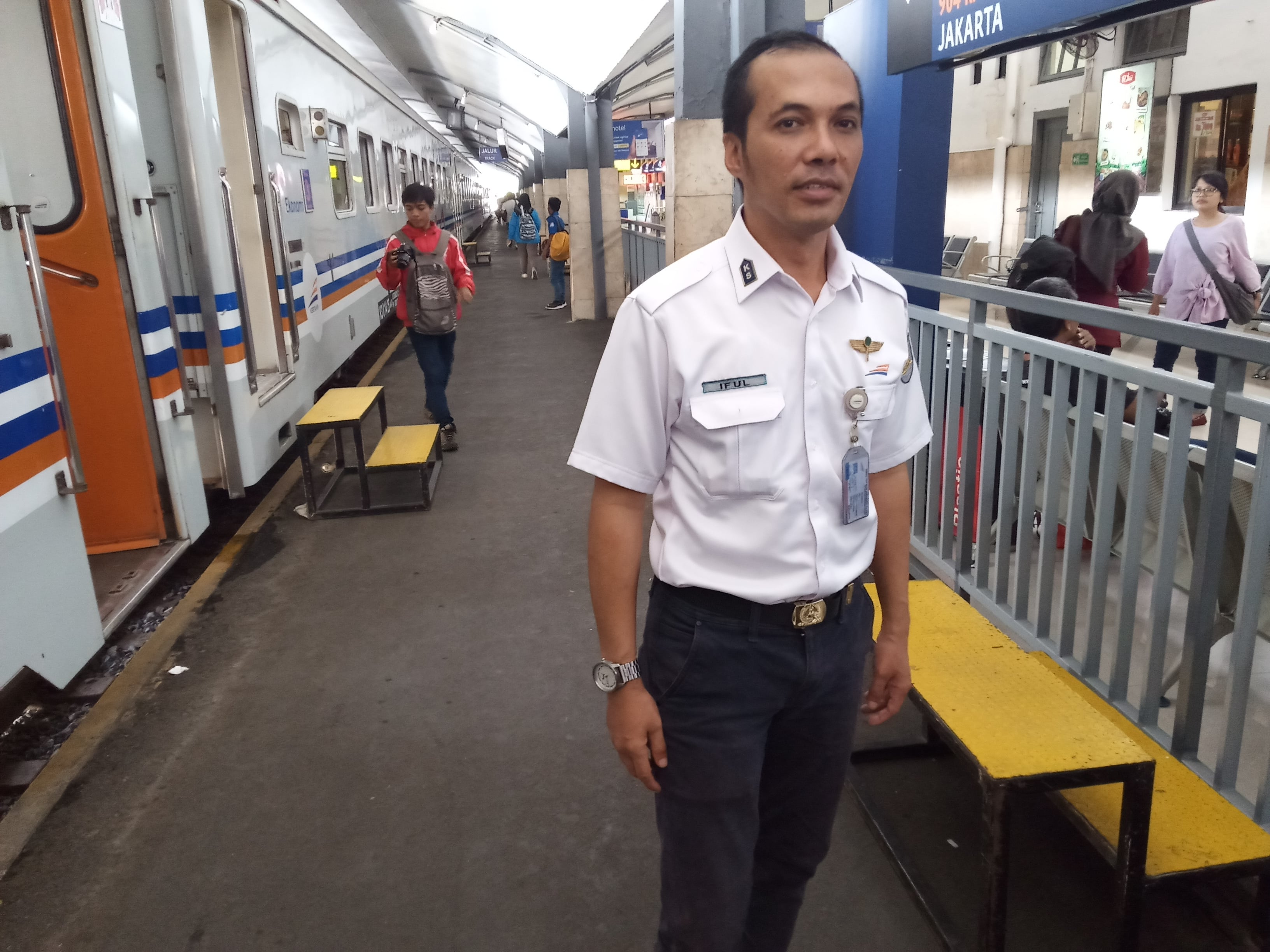 Kepala UPT Stasiun Malang, Idul Siswanto ketika berada di Stasiun Malang Kota Baru. (Foto: Theo/ngopibareng.id)