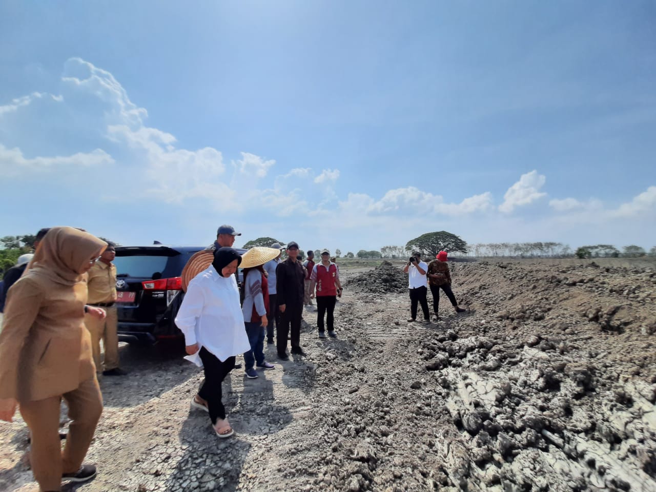 Wali Kota Surabaya Tri Rismaharini sata melakukan sidak di tanggul Kali Lamong. (Foto: Alief/Ngopibareng.id)