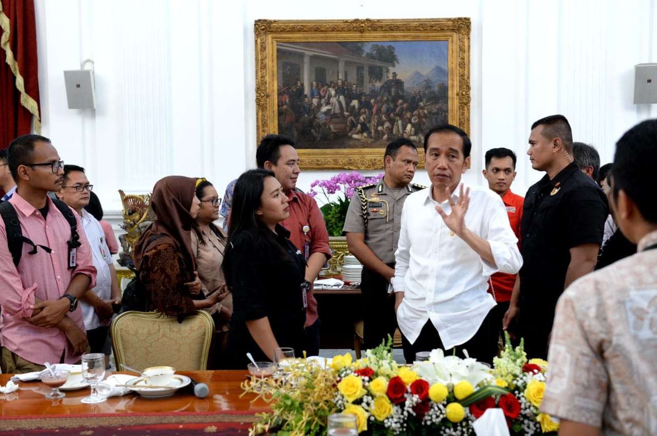 Presiden Joko Widodo (Jokowi) bersama wartawan di Istana Merdeka, Jakarta, Senin 2 Desember 2019. (Foto: Setpres)
