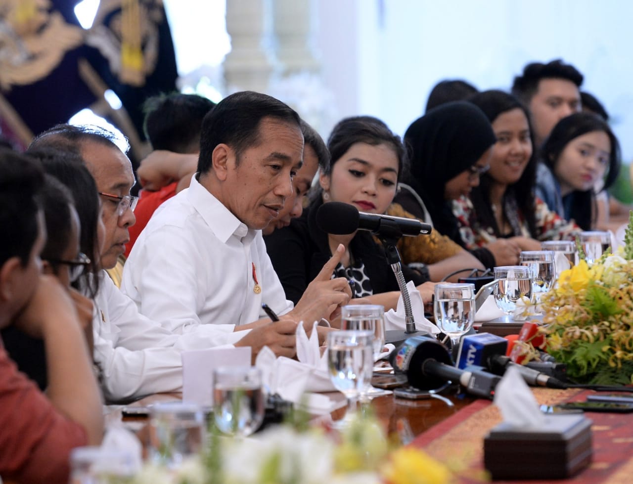 Presiden Joko Widodo (Jokowi) bersama sejumlah wartawan yang bertugas di Istana Merdeka, Jakarta, Senin 2 Desember 2019. (Foto: Setpres)