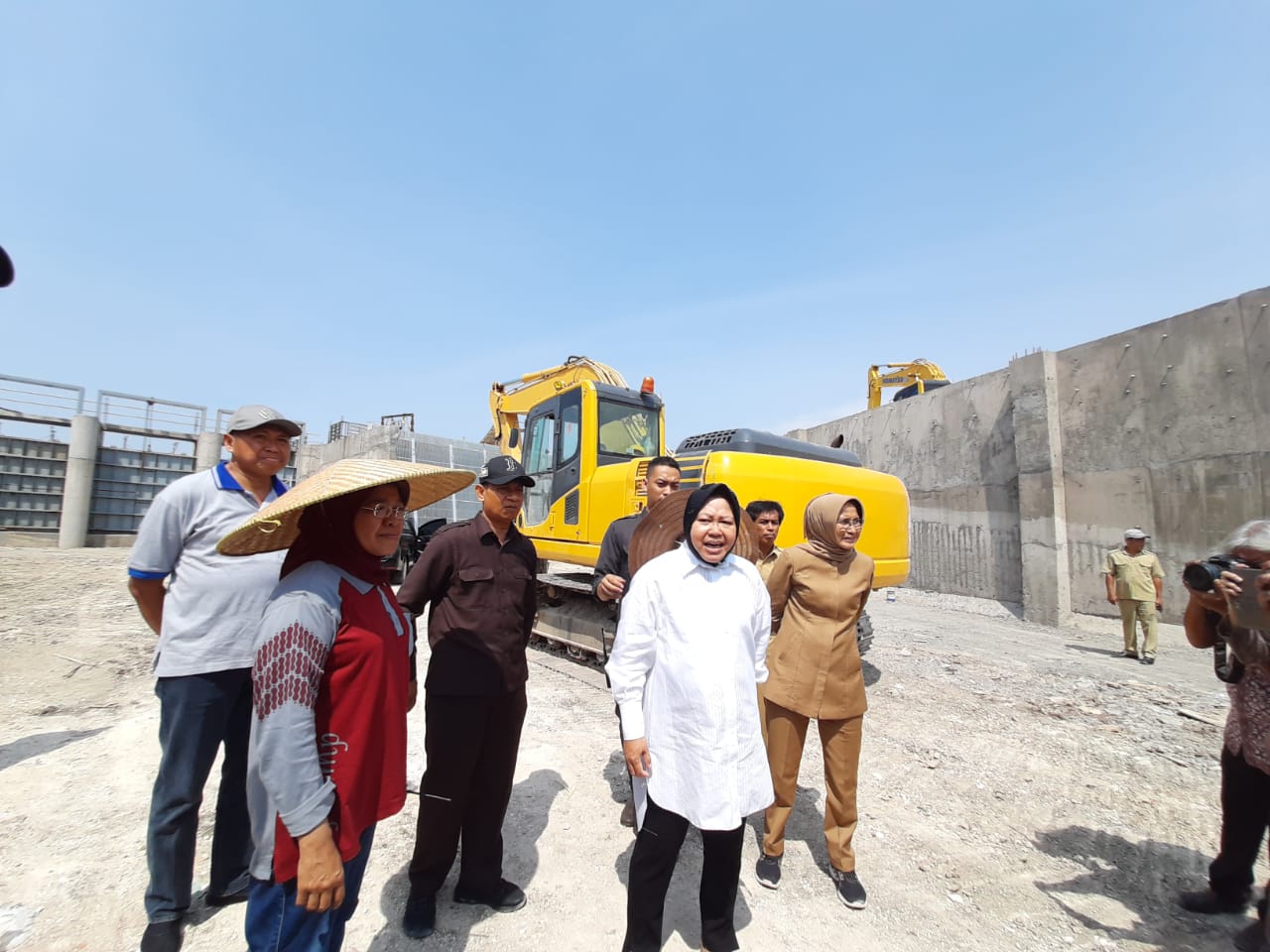 Wali Kota Surabaya Tri Rismaharini saat melakukan sidak di Rumah Pompa dan water tunnel Sumberejo. (Foto: Alief/ngopibareng.id)