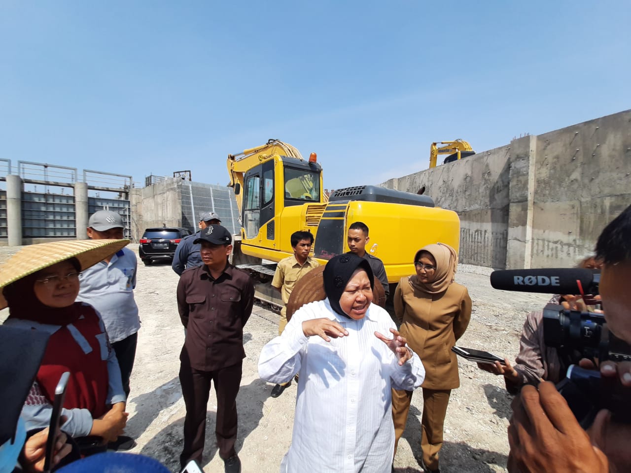 Wali Kota Surabaya Tri Rismaharini saat melakukan sidak di Rumah Pompa dan water tunnel Sumberejo. (Foto: Alief/ngopibareng.id)
