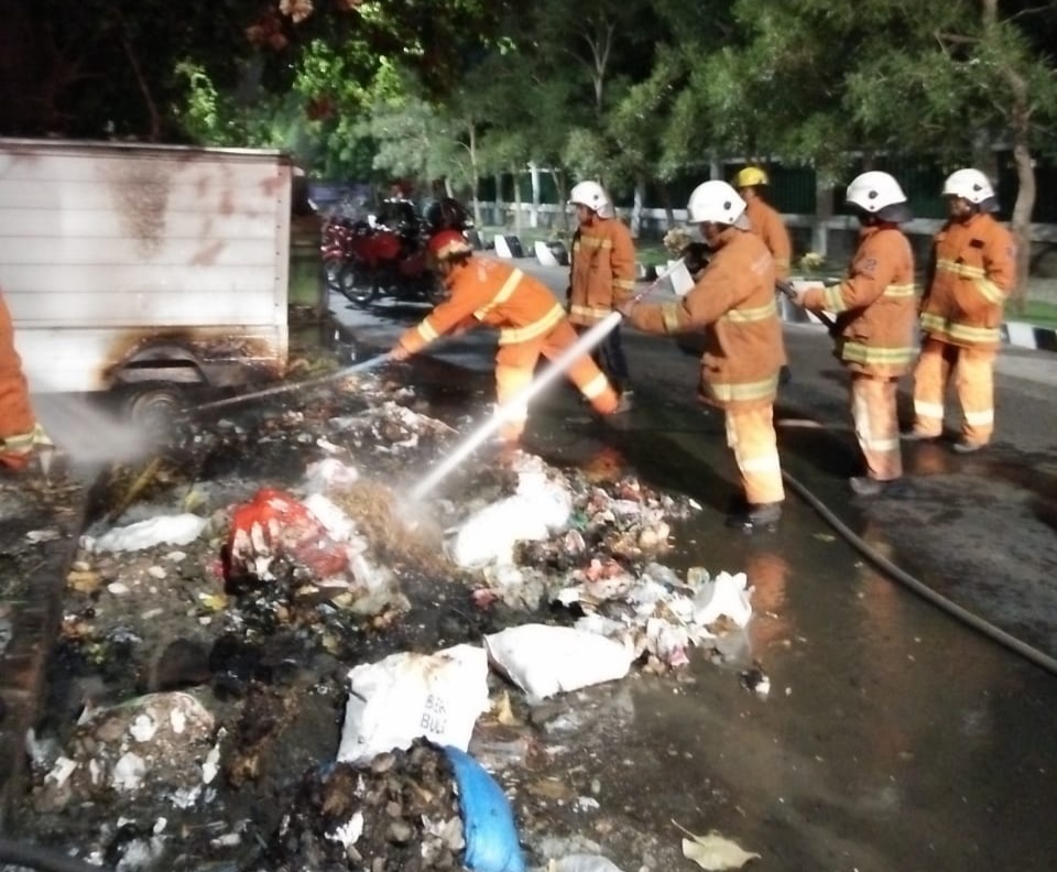 Petugas PMK Surabaya berhasil memadamkan api sebelum merembet ke mobil dan bangunan lainnya. (Foto: Istimewa/ngopibareng.id)