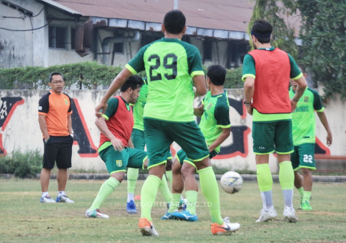 Pelatih Persebaya, Aji Santoso (kiri). (Foto: Haris/ngopibareng.id)