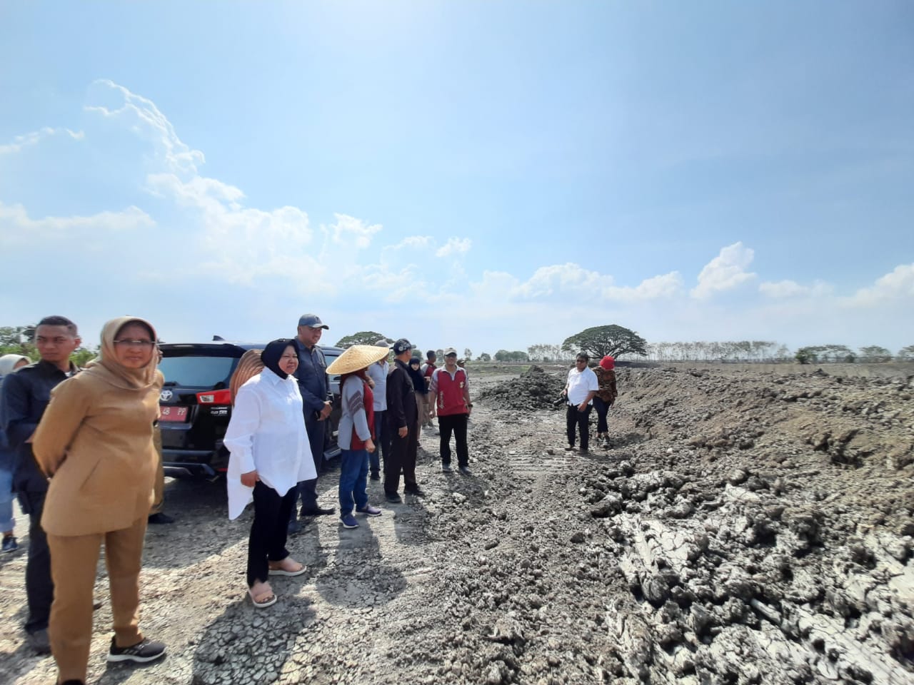 Wali Kota Surabaya Tri Rismaharini saat meninjau tanggul Kali Lamong, Selasa 3 Desember 2019. (Foto: Alief/ngopibareng.id)