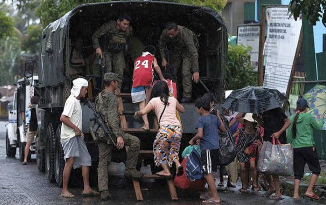 Tentara Filipina mengevakuasi warga seiring datangnya Badai Kammuri yang menerjang negara itu. (Foto: Honolulu Star Adviser)