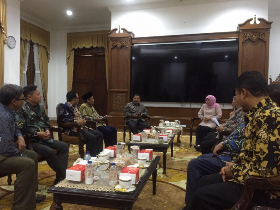 Gubernur Jawa Timur Khofifah Indar Parawansa dalam pertemuan dengan Tim Kemenag di Surabaya. (Foto: Istimewa)