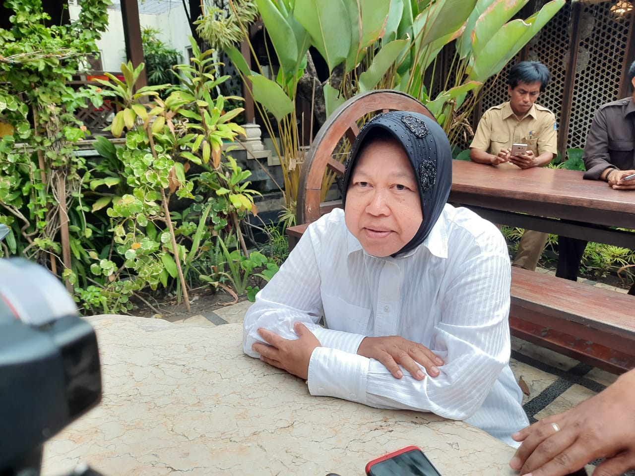 Wali Kota Surabaya Tri Rismaharini saat berbincang dengan awak media selepas makan siang bersama di Khayangan Resto Citraland. (Foto: Alief/ngopibareng.id)