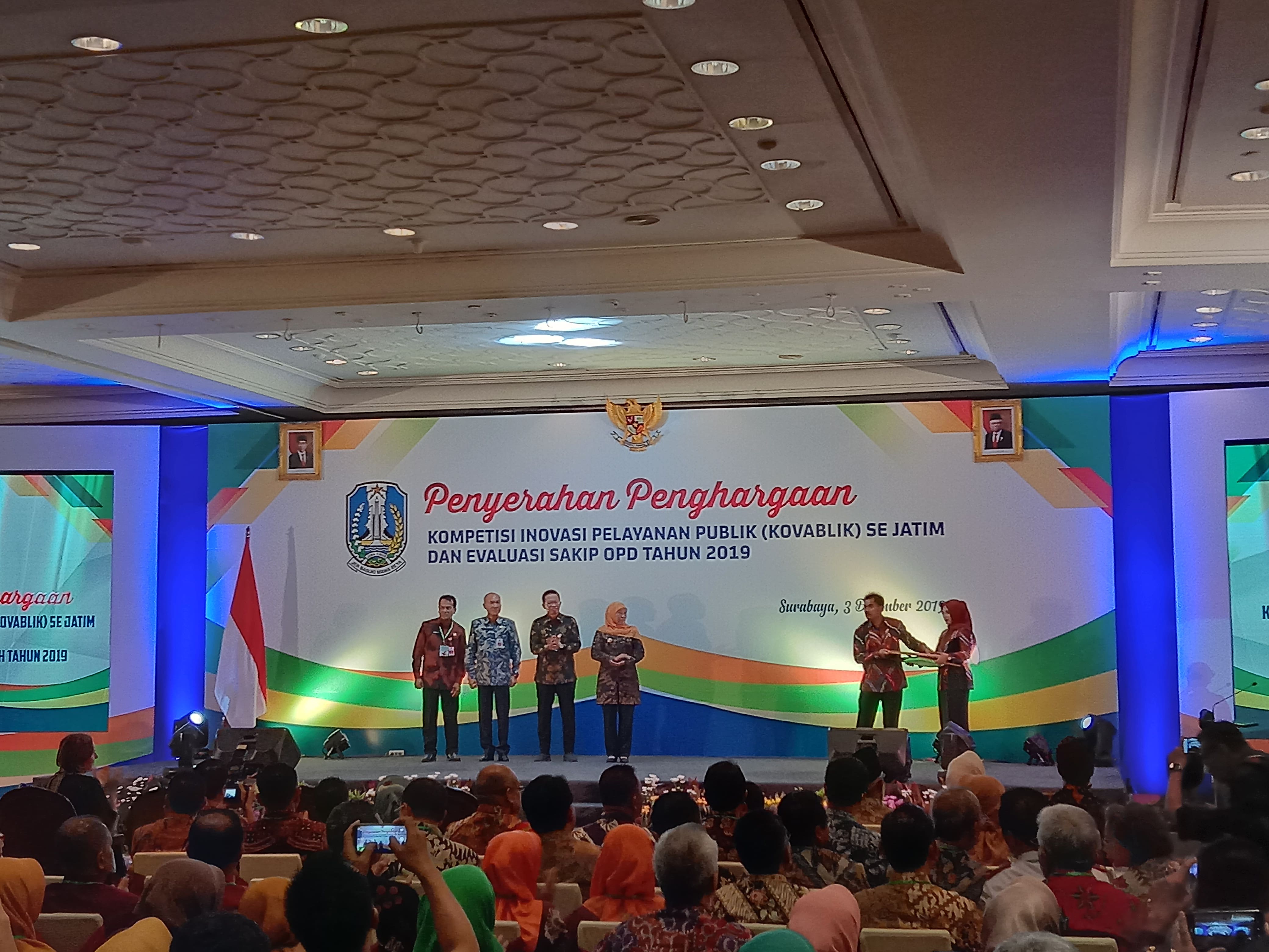 Penghargaan Kompetisi Inovasi Pelayanan Publik (Kovablik) Sejatim dan Evaluasi Sakip OPD Tahun 2019 di Hotel Bumi Surabaya. (Foto: Faiq/ngopibareng.id)