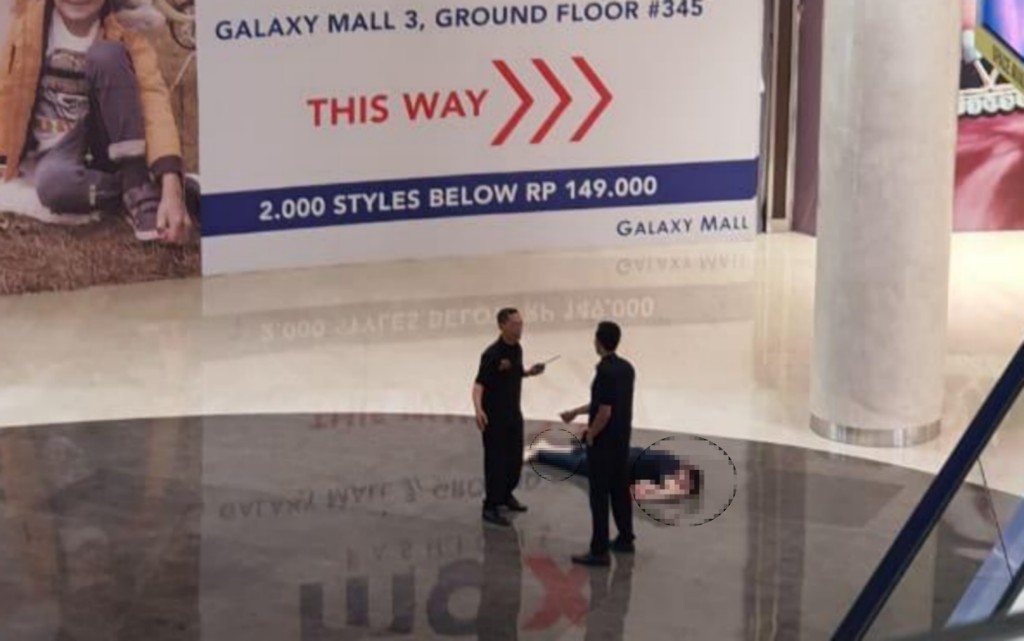 Seorang pria ditemukan tewas di Galaxy Mall Surabaya. Diduga bunuh diri. (Foto: Istimewa)