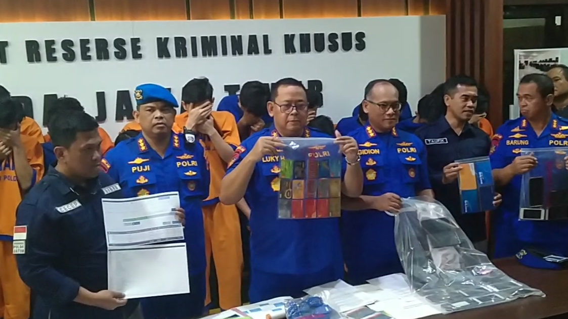 Kapolda Jatim, Irjen Pol Luki Hermawan (tengah) menunjukkan barang bukti dalam kasus tindak pidana UU ITE di Gedung Ditreskrimsus Polda Jatim, Surabaya, Rabu 4 November 2019. (Foto: Fariz/Ngopibareng.id)