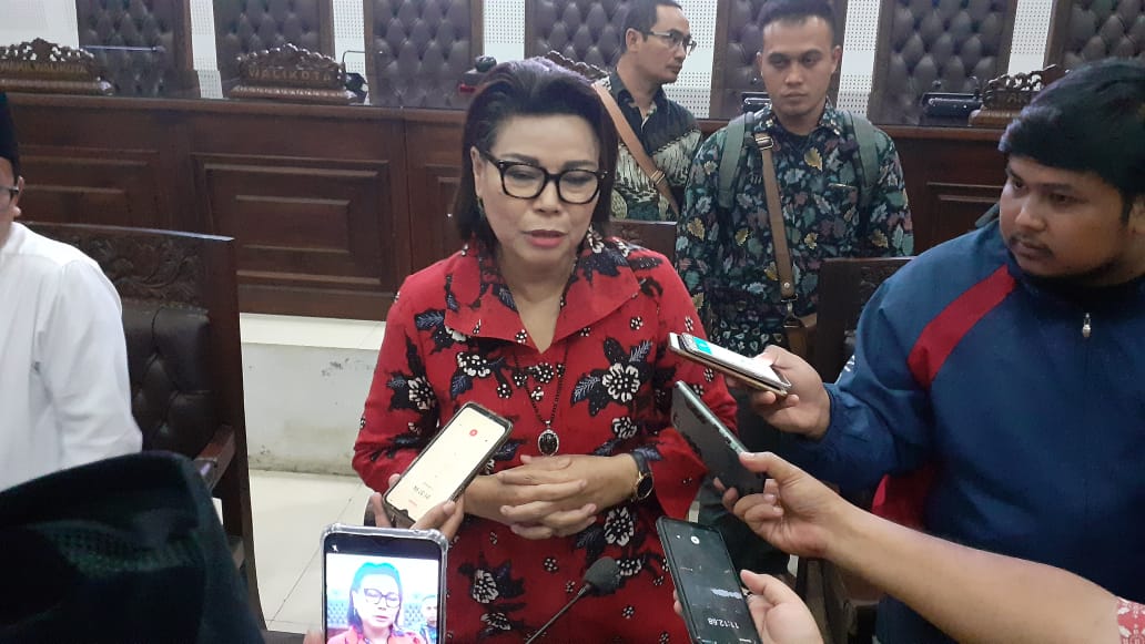 Wakil Ketua KPK, Irjen Pol Basaria Panjaitan, saat diwawancarai usai acara Sosialisasi Pajak Online di Gedung DPRD Kota Malang (Theo/ngopibareng.id)