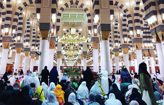 Shalat di Masjid Nabawiyah, Madinah. (Foto: Istimewa)
