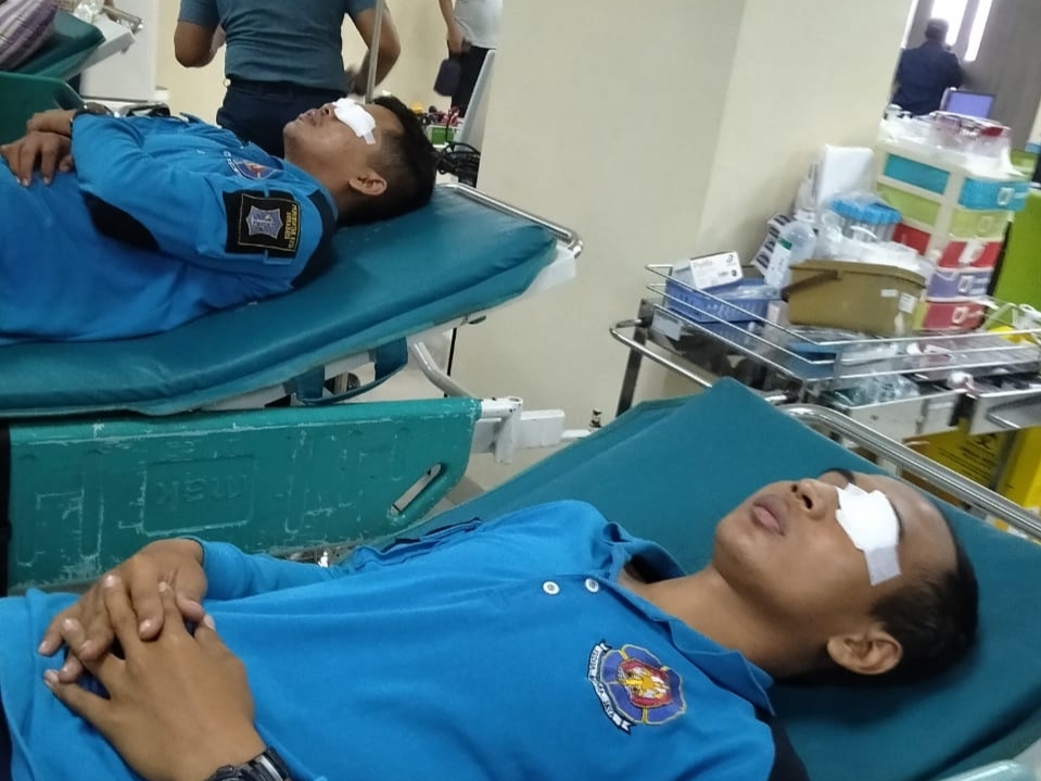 Dua petugas PMK Surabaya mendapat perawatan dari tim dokter RSUD Dr Soewandi, Surabaya, Rabu 4 Desember 2019. (Foto: istimewa)