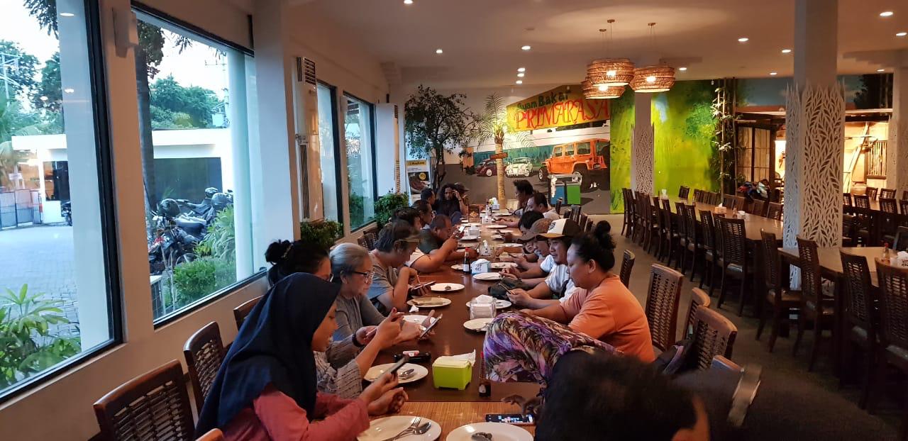 Rombongan Teater Gandrik sedang makan malam di Surabaya. (Foto: ngopibareng.id)