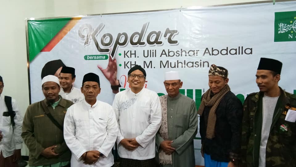 K.H. Ulil Abshar Abdalla, Lc, MA, PhD, bersama sejumlah kiai pesantren usai Ngaji Ihya Ulumuddin. (Foto: Istimewa)