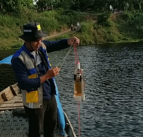 Perwakilan Pemprov Jatim saat mengambil sample air di aliran Sungai Bengawan. (Foto: Istimewa/Ngopibareng.id)