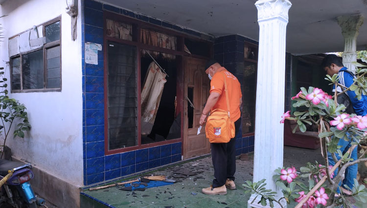 POLISI sedang memeriksa rumah Suhermanto, warga Desa Kramatagung, Kecamatan Bantaran, Kabupaten Probolinggo yang dilempar bondet. (Foto: Istimewa/ngopibareng.id)