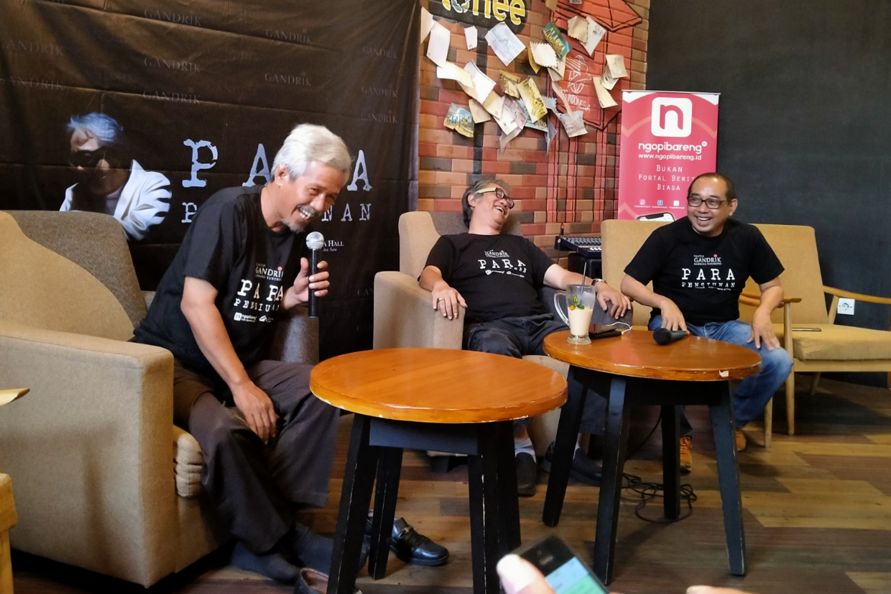 Penulis naskah, Susilo Nugroho (kiri) bersama pemimpin produksi Teater Gandrik, Butet Kartaredjasa, dan CEO Ngopibareng.id, Arif Afandi dalam konferensi pers di Coffee Toffee Taman Apsari, Surabaya, Kamis 5 Desember 2019. (Foto: Fariz/ngopibareng.id)