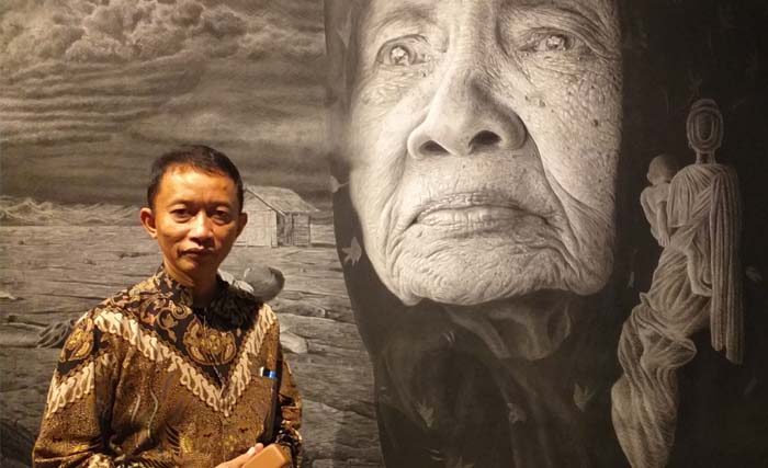 Kepala Galeri Nasional, Pustanto, di depan karya Koeboe Sarawan yang ikut  dipamerkan pada  'Pameran Seni Gambar; Merandai Tanda-tanda Zaman' di Pasuruan. (Foto: m. anis)