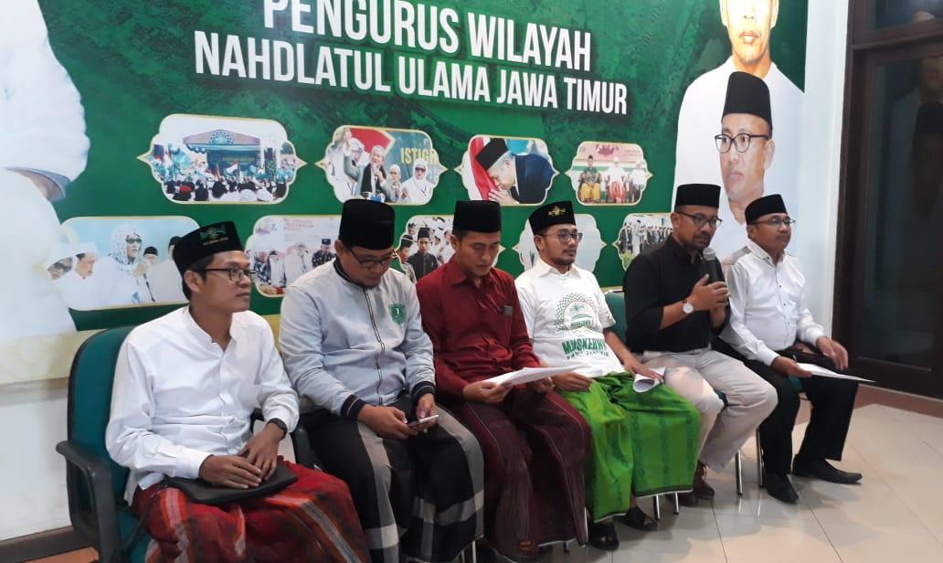 KH Abdussalam Shohib bersama sejumlah pengurus PWNU Jawa Timur di Surabaya. (Foto: nu for ngopibareng.id)