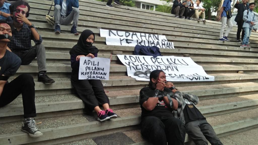 Sejumlah mahasiswa saat melakukan aksi menolak lupa kasus pelecehan seksual di UIN Maliki Malang. (Foto: Theo/ngopibareng.id)