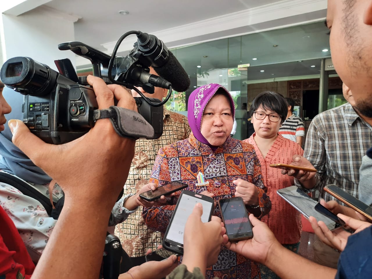 Wali Kota Surabaya Tri Rismaharini saat berbincang dengan awak media. (Foto: Alief/ngopibareng.id)