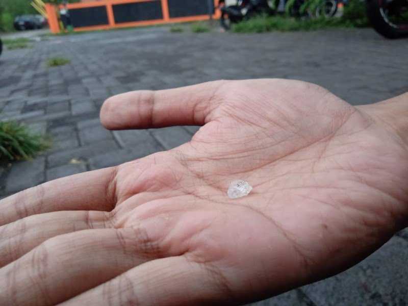 Sebuah kristal es yang ditemukan di Jalan Simpang Gajayana, Lowokwaru, Kota Malang (Foto: Theo/ngopibareng.id)