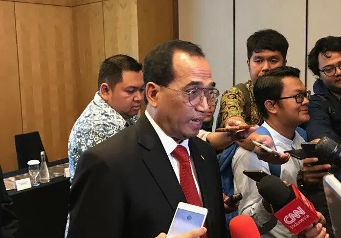 Menteri Perhubungan Budi Karya Sumadi memberikan keterangan kepada awak media terkait Garuda Indonesia di Jakarta, Jumat, 6 Desember 2019). (Foto: Ant)