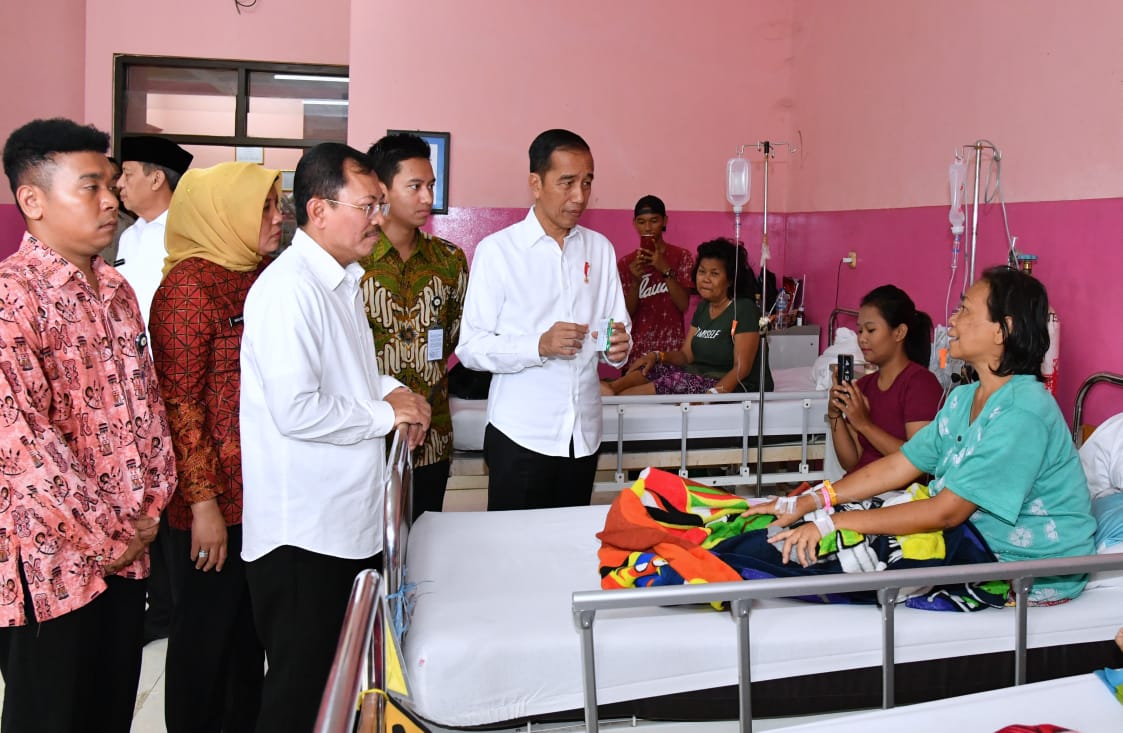 Presiden Joko Widodo (Jokowi) bersama Menteri Kesehatan Terawan meninjau pelayanan BPJS Kesehatan di RSUD Cilegon, Jumat 6 Desember 2019. (Foto: Setpres)