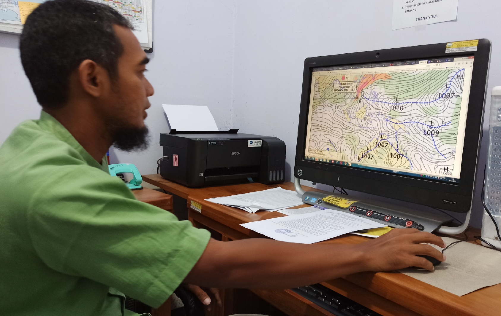Prakirawan BMKG Banyuwangi Anjar Triyono Hadi menunjukkan lokasi terjadinya badai tropis. (Foto: Hujaini/Ngopibareng.id)