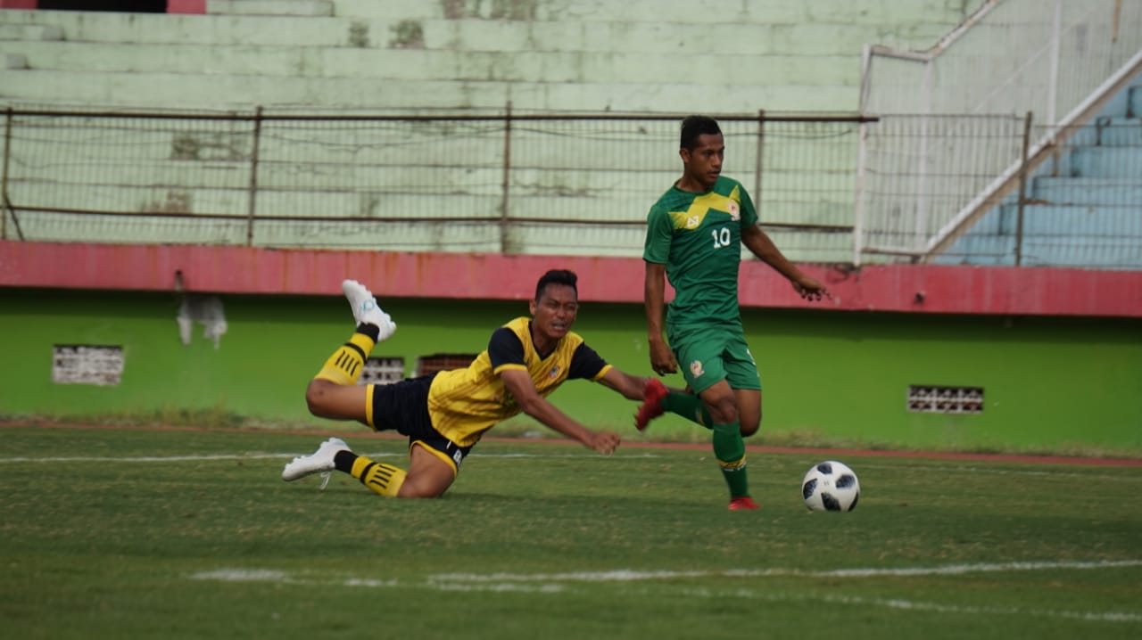 Tim sepak bola Jatim (hijau) menang telak atas Kalsel 6-1. (Foto: Haris/ngopibareng.id)