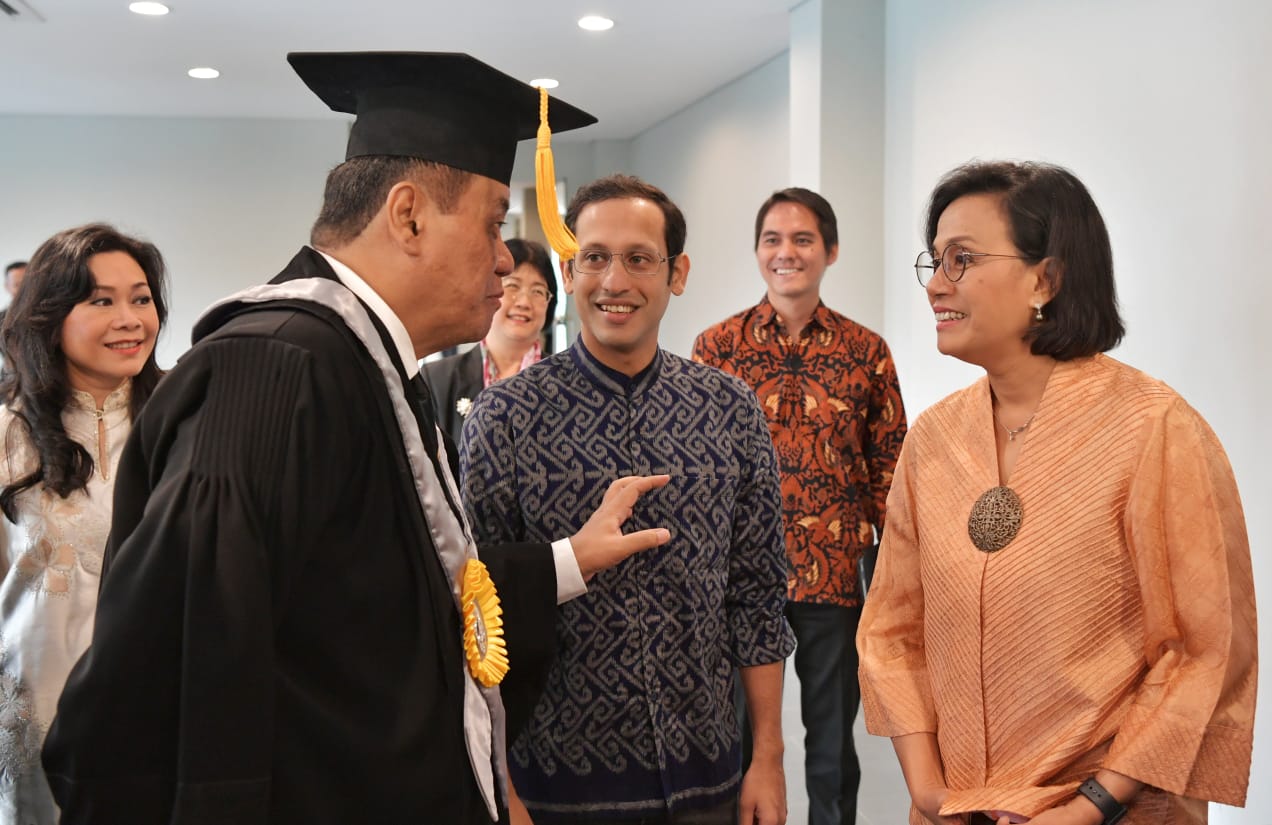 Menteri Pendidikan dan Kebudayaan Nadiem Makarim (tengah) bersama Menteri Keuangan Sri Mulyani menghadiri pengukuhan Profesor Ari Kuncoro sebagai Rektor Universitas Indonesia (UI), Rabu 4 Desember 2019. (Foto: Dok. UI)