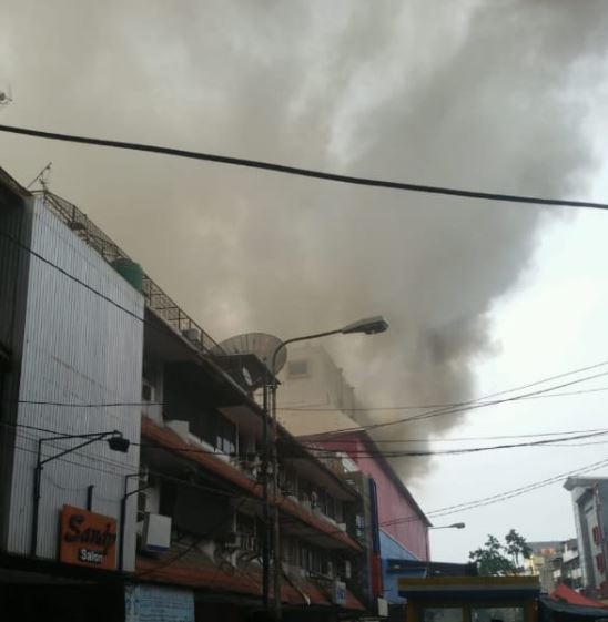Mal Lokasari terbakar, Jumat 6 Desember 2019. (Foto: Instagram @humasjakfire)