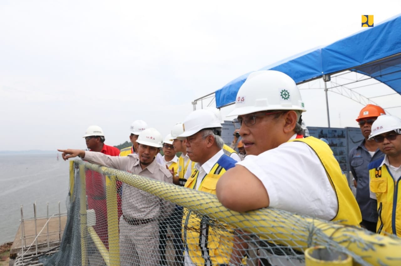 Menteri Basuki saat meninjau pembangunan Jembatan Pulau Balang II. (Foto: Kementerian PUPR)