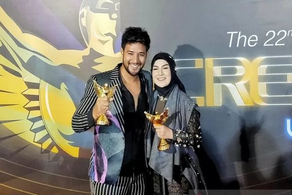 Pasangan Ammar Zoni dan Irish Bella meraih penghargaan sebagai Pemain Sinetron Pria dan Wanita Terfavorit. (Foto: Instagram)
