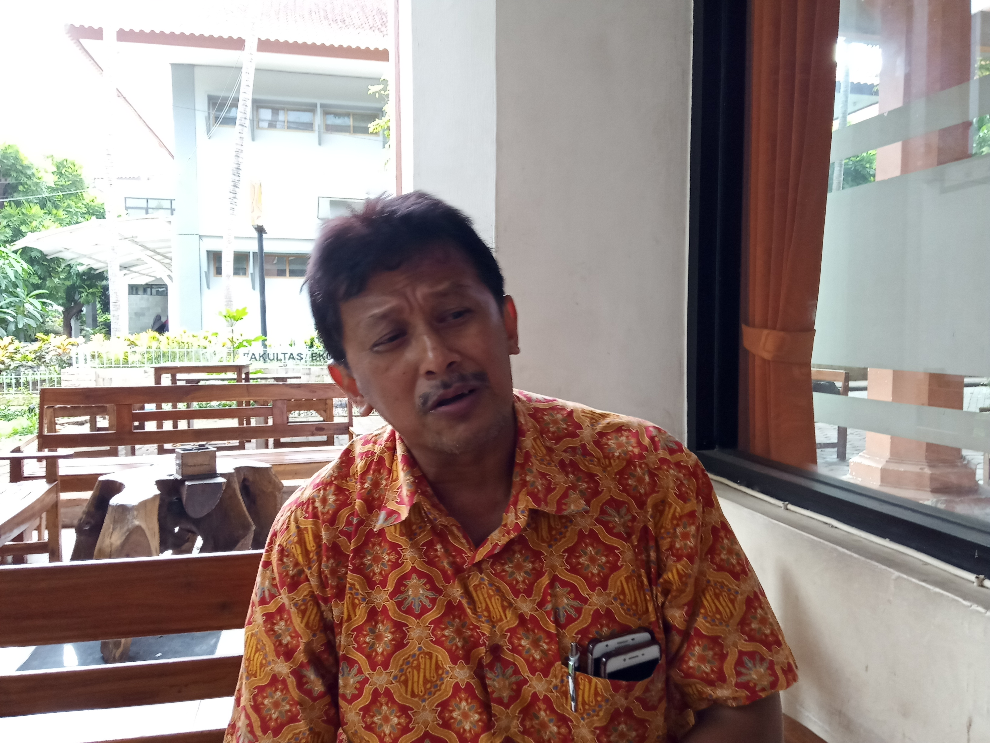 Pakar Pendidikan dari Universitas Negeri Malang (UM), Profesor Djoko Saryono, saat diwawancarai di Kafe Pustaka UM, Sabtu 7 Desember 2019. (Foto: Theo/ngopibareng.id)