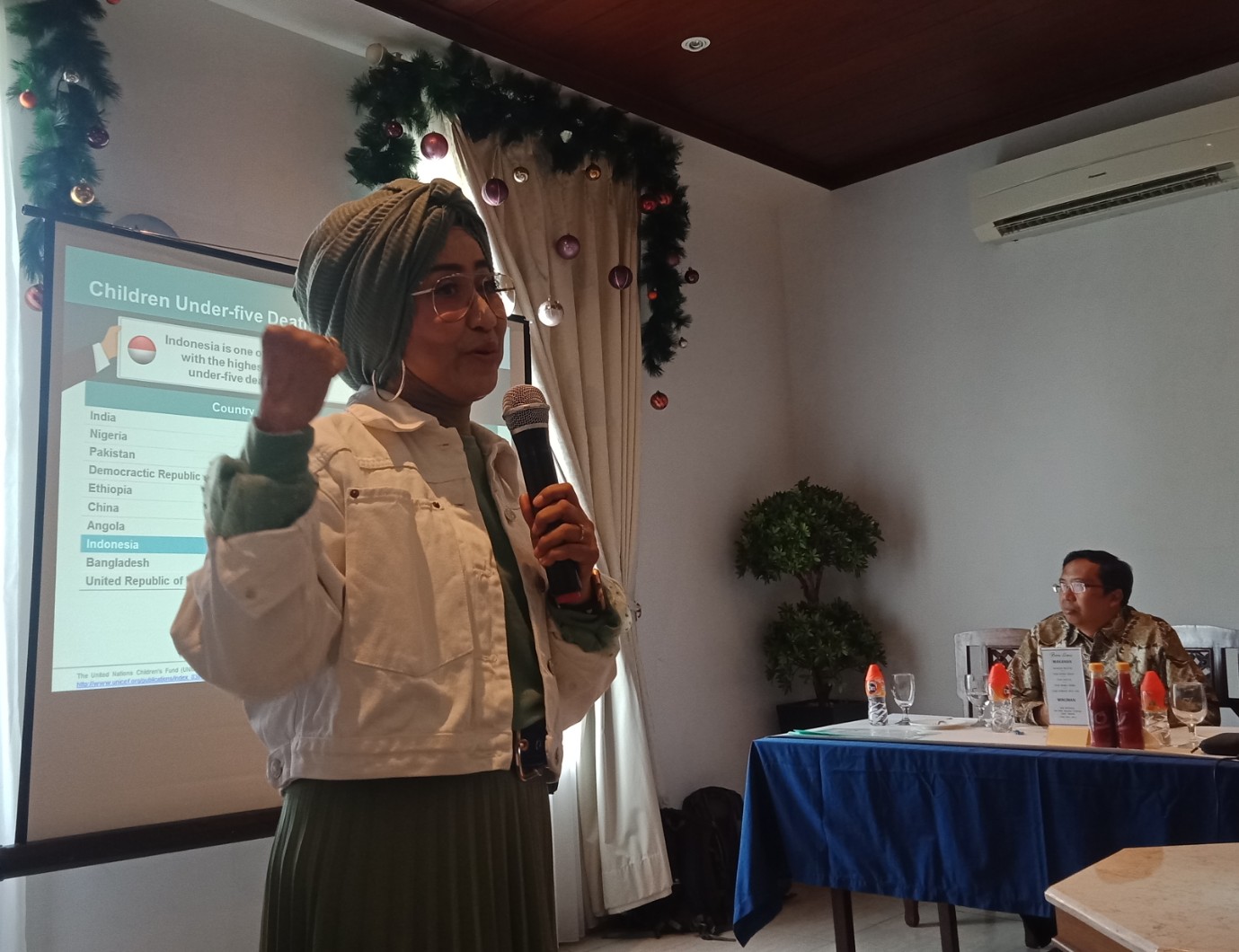 dr. Dini Adityarini,SpA spesialis tumbuh kembang anak dalam acara talkshow 'Imunasi: Sebuah Investasi dan Gaya Hidup Kekinian' yang diselenggarakan oleh Jurnalis Sahabat Anak (JSA), Sabtu, 7 Desember 2019. (Foto: Pita/Ngopibareng.id)