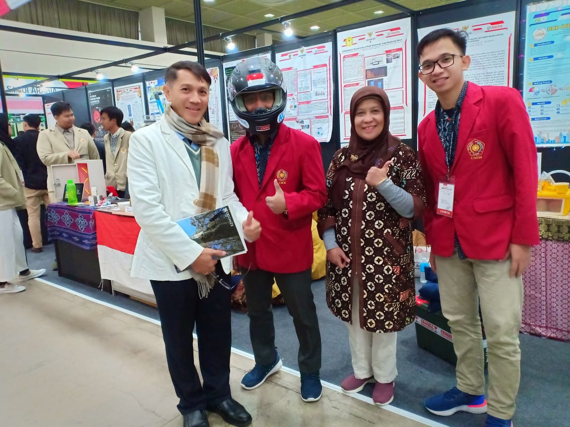 Tim Iot Smart Helmet saat berfoto bersama dosen pembimbing dan tim penilai di Seoul Internasional Invention Fair 2019 (dok: foto istimewa)