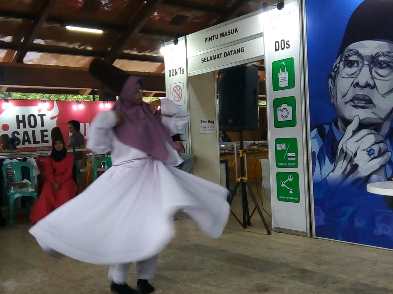 Penampilan Tari Sufi di acara Bazzar Buku di Taman Krida Budaya, Kota Malang (Theo/ngopibareng.id)