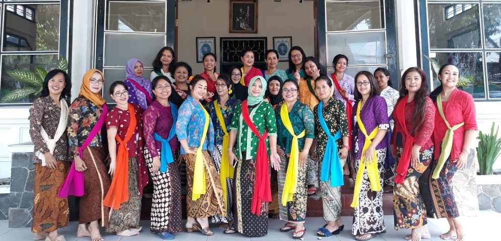 Perempuan berkebaya Indonesia sedang menggelar program Kebaya 'Goes	To The World' di Bangkok, Thailand, Minggu 8 Desember 2019. (Foto: Istimewa)