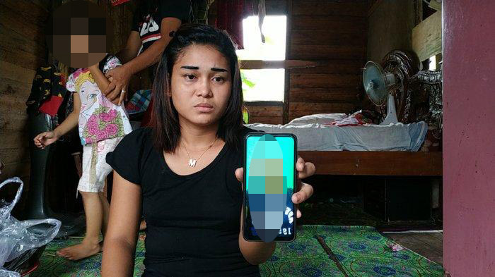 Siti Zulaeha memperlihatkan foto pacarnya, RT alias Vije, di ponsel. Pria 25 tahun itu diduga membakar rumah keluarga Siti Zulaeha. (Foto: Istimewa)