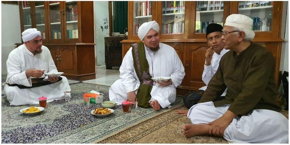 Gus Mus bersama Pimpinan Yayasan Al Fachriyah, Tangerang Habib Jindan bin Novel bin Salim Jindan di Rembang. (Foto: Istimewa)