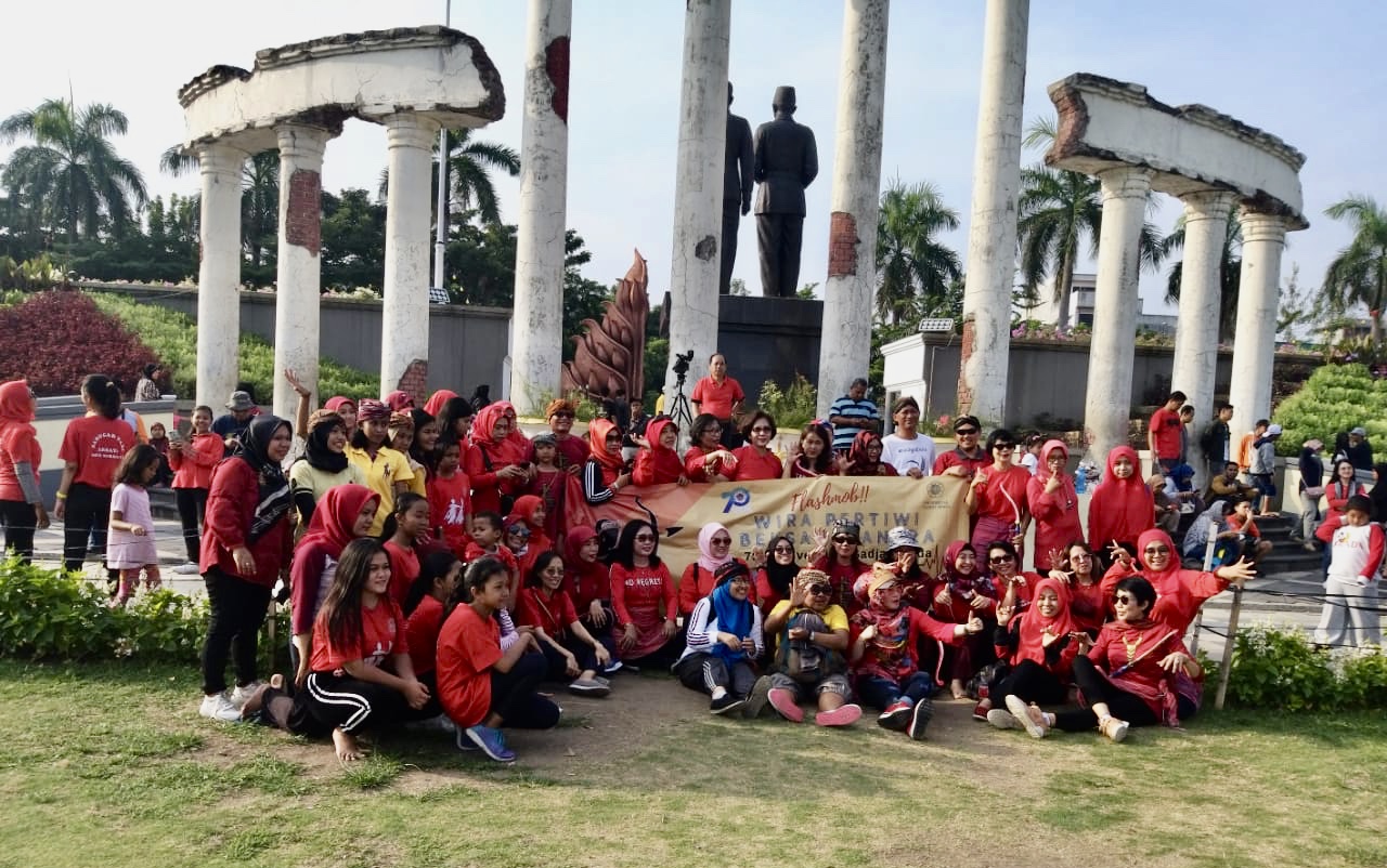 Kagama Beksan Jatim usai flashmob Tari Wira Pertiwi di Tugu Pahlawan Surabaya. (Foto istimewa)