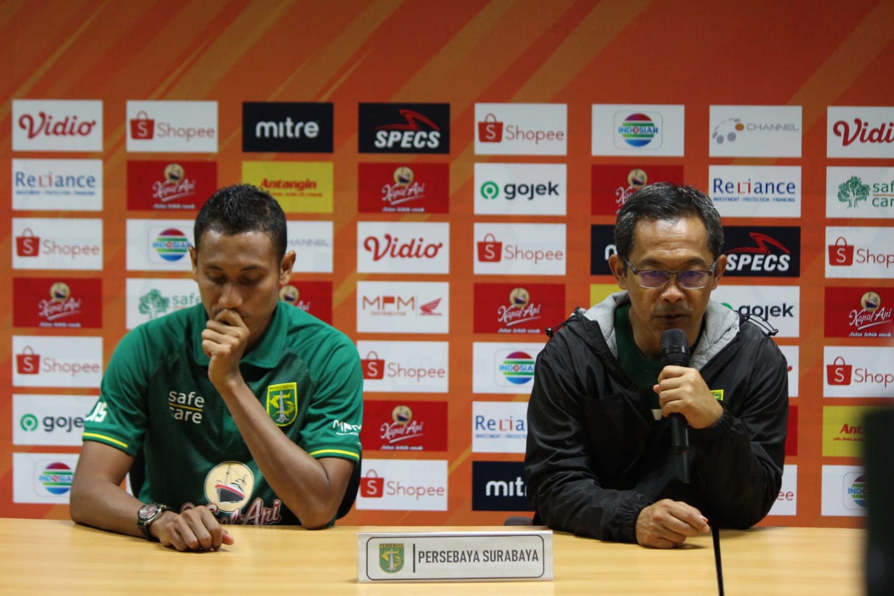 Pelatih Persebaya, Aji Santoso bersama M. Syaifuddin. (Foto: Haris/ngopibareng.id)